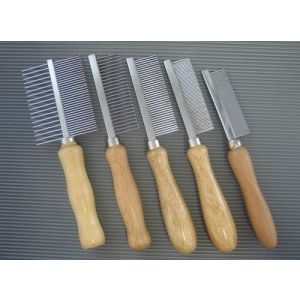 Puuvartinen metallikampa